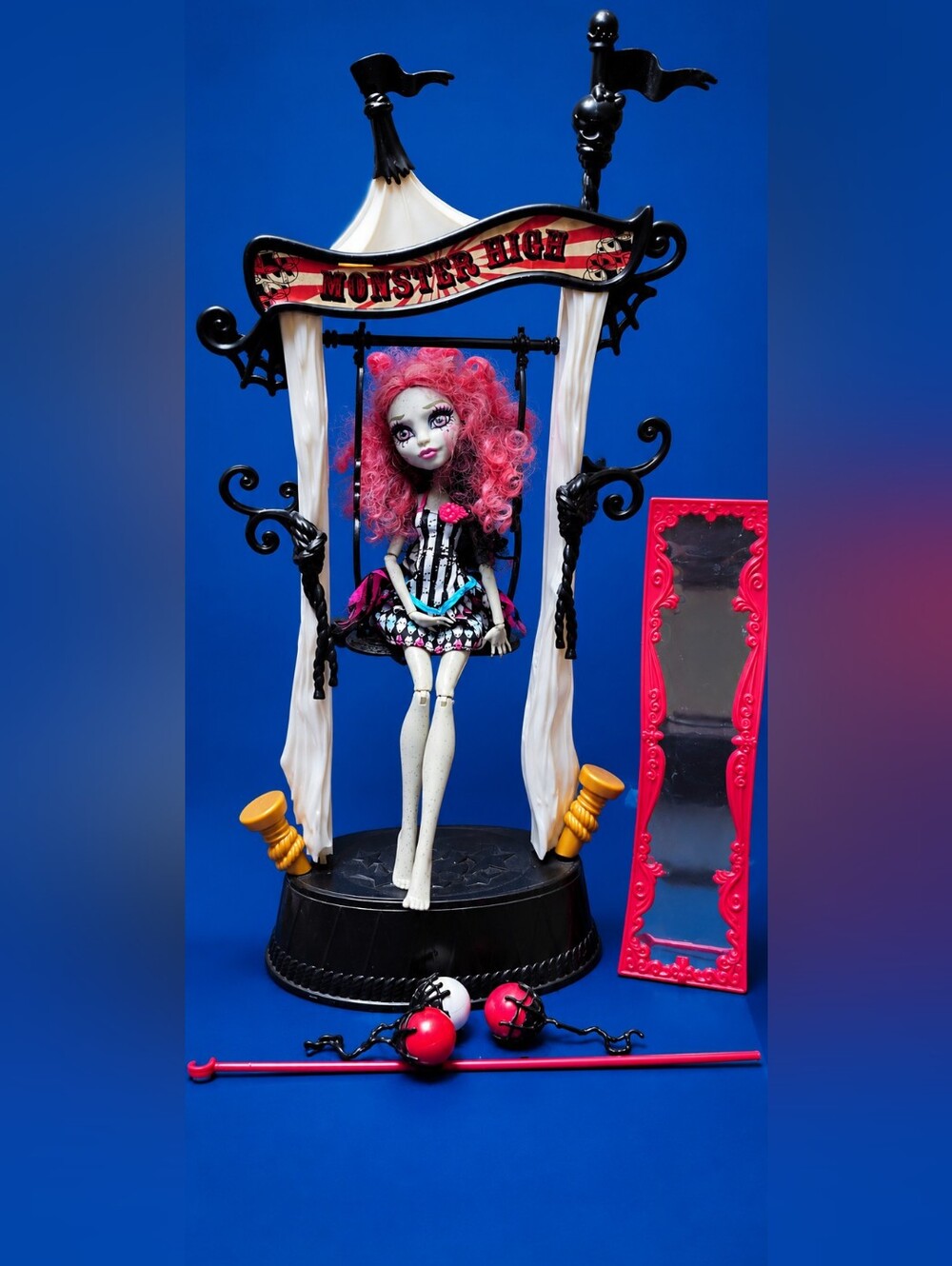 G1 Monster High Rochelle Goyle Freak Du Chic With Swing ,Mirror & Accessories